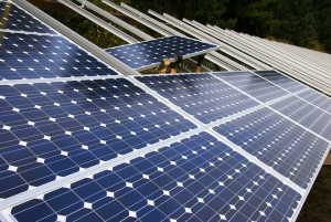 Instalación de paneles solares: hágalo usted mismo (pero bien asesorado) - bajo licencia Creative Commons por cortesía del departamento de Transporte de Orgeon, Estados Unidos