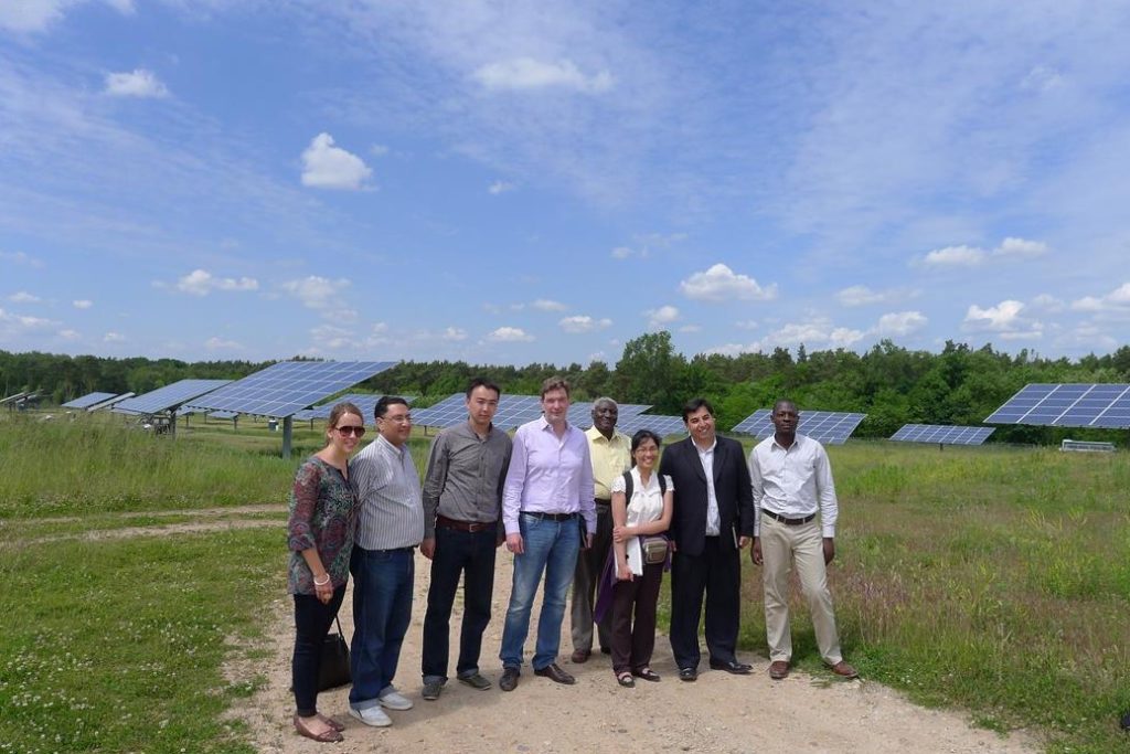 Grupo recorriendo el parque solar de Feldheim