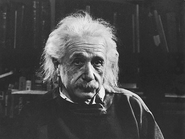 1921 | Albert Einstein recibe el Premio Nobel de Física por su “descubrimiento de la ley del efecto fotoeléctrico” que fue la base para la tecnología fotovoltaica.