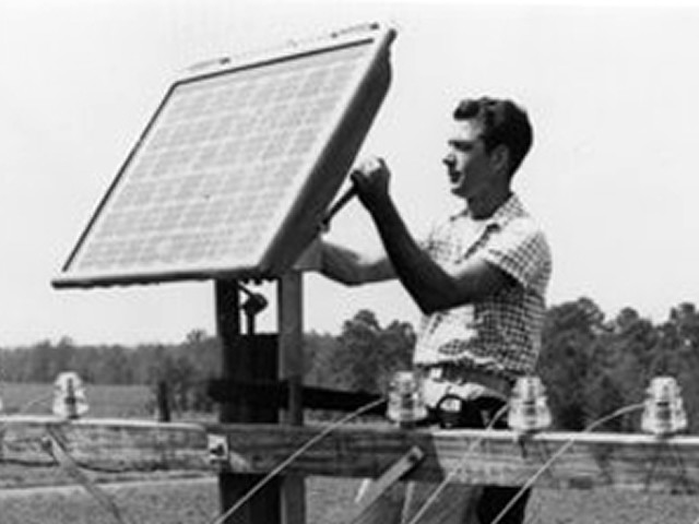 1941 | Russel Ohl patentó las primeras células solares de silicio del mundo dando paso a la comercialización de los paneles en Laboratorios Bell.