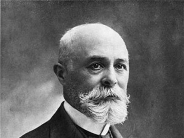 1883 | Charles Fritts crea la primera célula solar compuestos de selenio y oro, que podía convertir menos del 1% de la luz solar en electricidad.